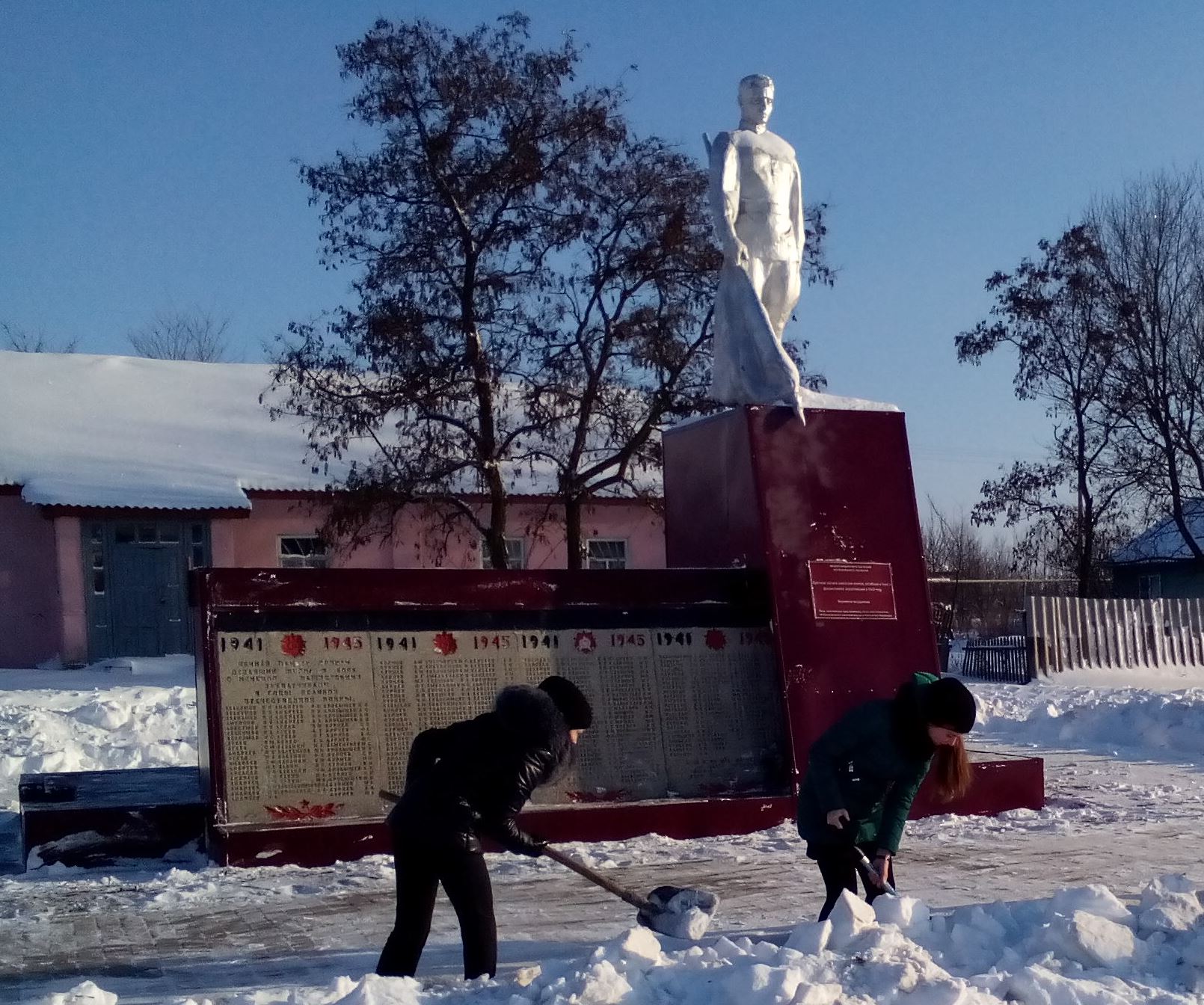 Дорога к обелиску.